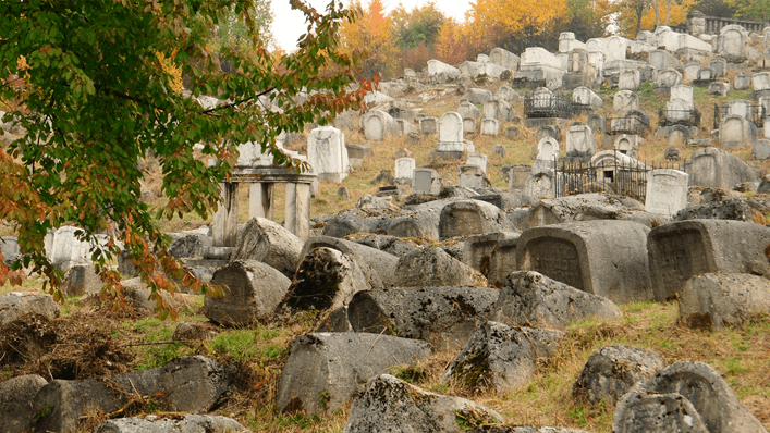Lápides e túmulos de chão do Antigo Cemitério Judeu
